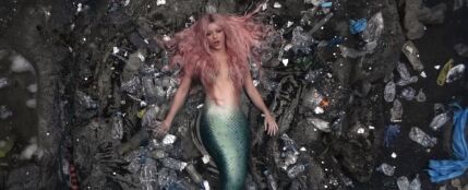 Shakira termina rodeada de ratas y basura en el vídeo de Copa Vacía