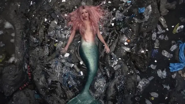 Shakira termina rodeada de ratas y basura en el vídeo de Copa Vacía