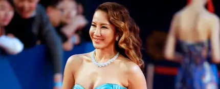Muere a los 48 años Coco Lee, la cantante de Mulán, tras un intento de suicidio. Muere a los 48 años Coco Lee, la cantante de Mulán, tras un intento de suicidio.