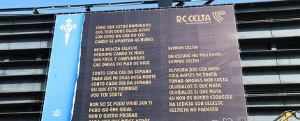 C. Tangala despliega una lona con la letra del himno del Celta de Vigo en la ciudad.