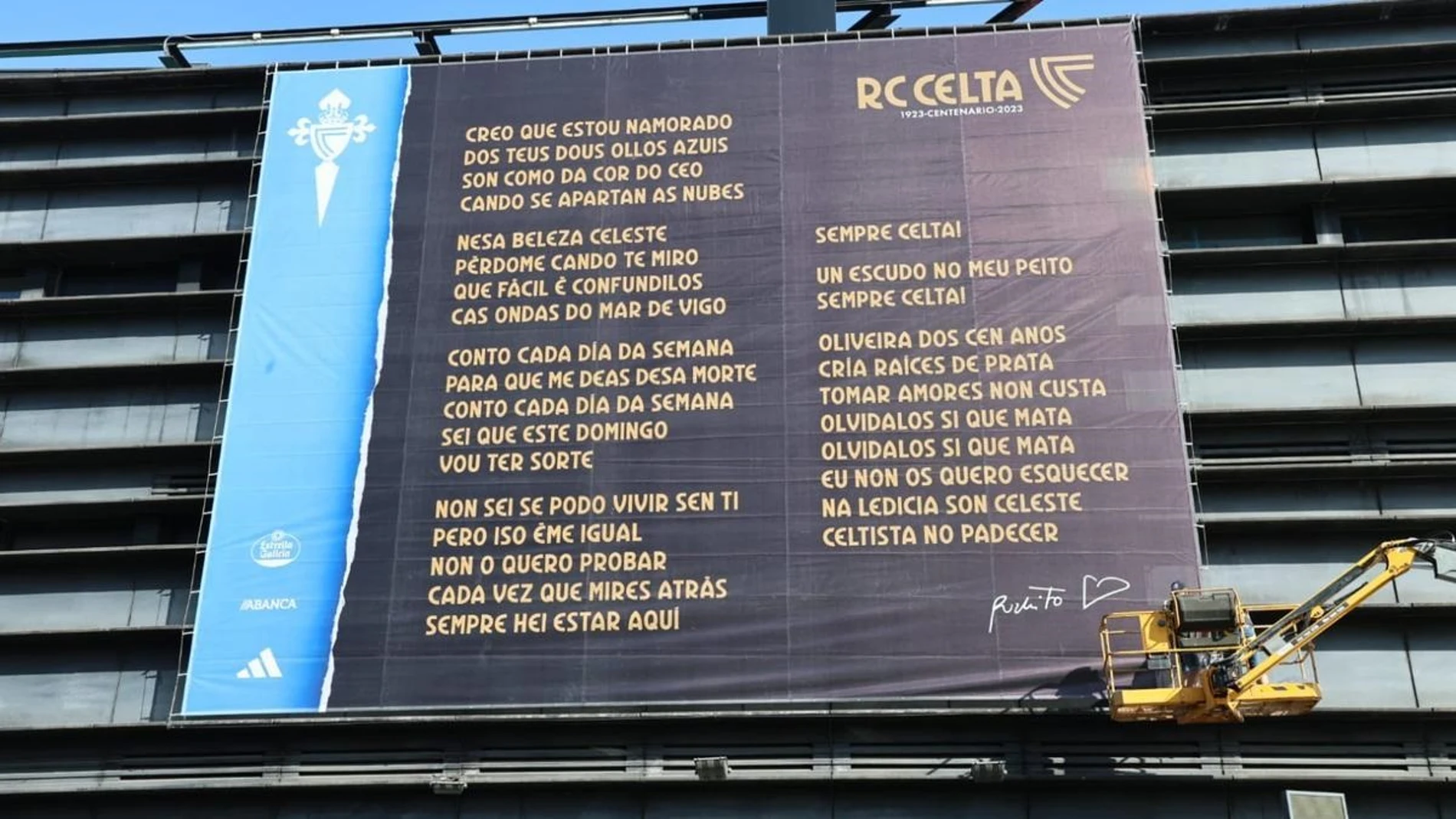 C. Tangala despliega una lona con la letra del himno del Celta de Vigo en la ciudad.