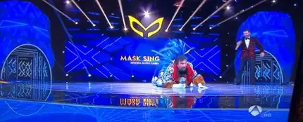 La caída de Paco Tous en la final de Mask Singer 3. La caída de Paco Tous en la final de Mask Singer 3.