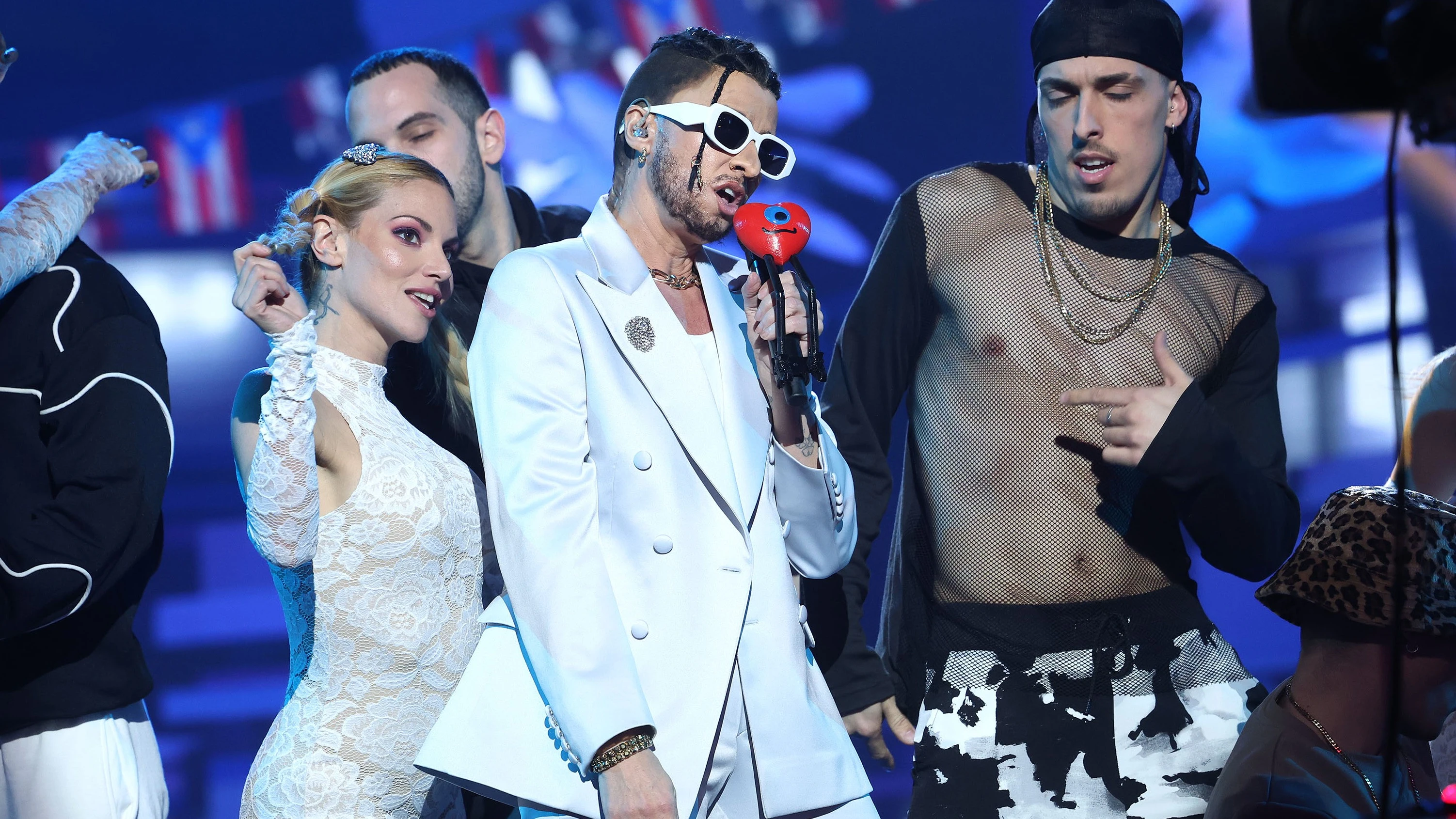 Anne Igartiburu monta la fiesta como Bad Bunny con ‘Tití me preguntó’