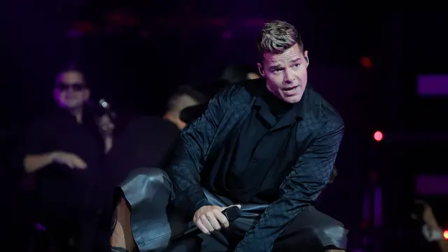Los gemelos de Ricky Martin sorprenden al cantante durante un concierto