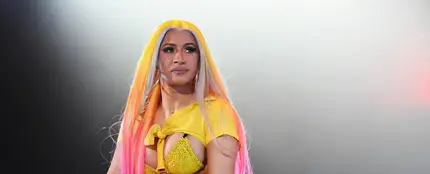 Este es el precio al que se subasta el micrófono que Cardi B lanzó a una fan Este es el precio al que se subasta el micrófono que Cardi B lanzó a una fan