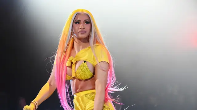 Este es el precio al que se subasta el micrófono que Cardi B lanzó a una fan