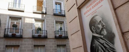 Un cartel anuncia el bicentenario de Barbieri en la fachada del teatro de La Zarzuela de Madrid.