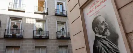 Un cartel anuncia el bicentenario de Barbieri en la fachada del teatro de La Zarzuela de Madrid. Un cartel anuncia el bicentenario de Barbieri en la fachada del teatro de La Zarzuela de Madrid.