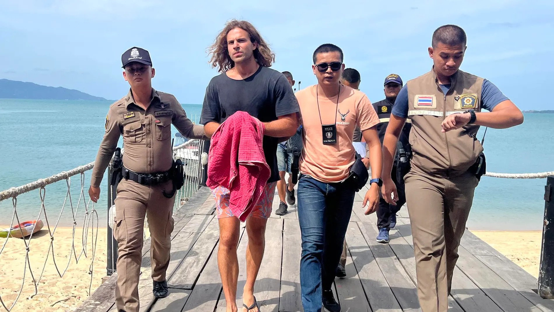 Los agentes llevan a Daniel Sancho durante la reconstrucción de los hechos. Los agentes llevan a Daniel Sancho durante la reconstrucción de los hechos.