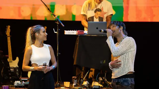 Ana Fernández sube al escenario a cantar con su novio, Adrián Roma (Marlon) en Marbella