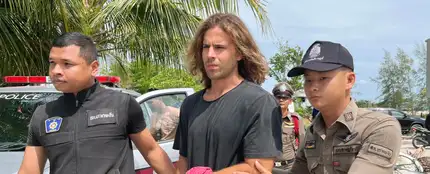 Daniel Sancho, escoltado por la policía tailandesa en el puerto de la isla Koh Samui, en Tailandia. Daniel Sancho, escoltado por la policía tailandesa en el puerto de la isla Koh Samui, en Tailandia.