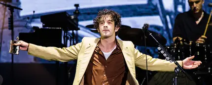 The 1975 se enfrenta a una multa de 2,7 millones de dólares por un "beso gay" en su show de Malasia entre Matty Healy y el bajista The 1975 se enfrenta a una multa de 2,7 millones de dólares por un "beso gay" en su show de Malasia entre Matty Healy y el bajista