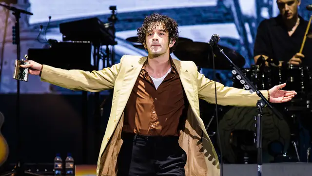 The 1975 se enfrenta a una multa de 2,7 millones de dólares por un "beso gay" en su show de Malasia entre Matty Healy y el bajista