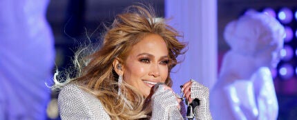 Jennifer Lopez sorprende en sus vacaciones en Italia y canta en un bar al ritmo de &#39;I will survive&#39;.