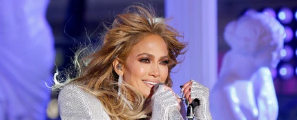 Jennifer Lopez sorprende en sus vacaciones en Italia y canta en un bar al ritmo de 'I will survive'. Jennifer Lopez sorprende en sus vacaciones en Italia y canta en un bar al ritmo de 'I will survive'.