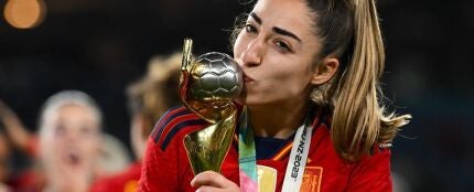 Olga Carmona besa la Copa del Mundo de Fútbol tras la victoria de La Roja en Sídney.
