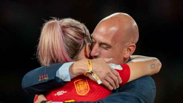 El beso de Rubiales a Alexia Putellas