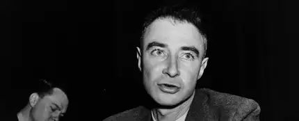 El físico nuclear estadounidense Julius Robert Oppenheimer, director del laboratorio atómico de Los Álamos, testificando ante el Comité Especial del Senado sobre Energía Atómica. El físico nuclear estadounidense Julius Robert Oppenheimer, director del laboratorio atómico de Los Álamos, testificando ante el Comité Especial del Senado sobre Energía Atómica.