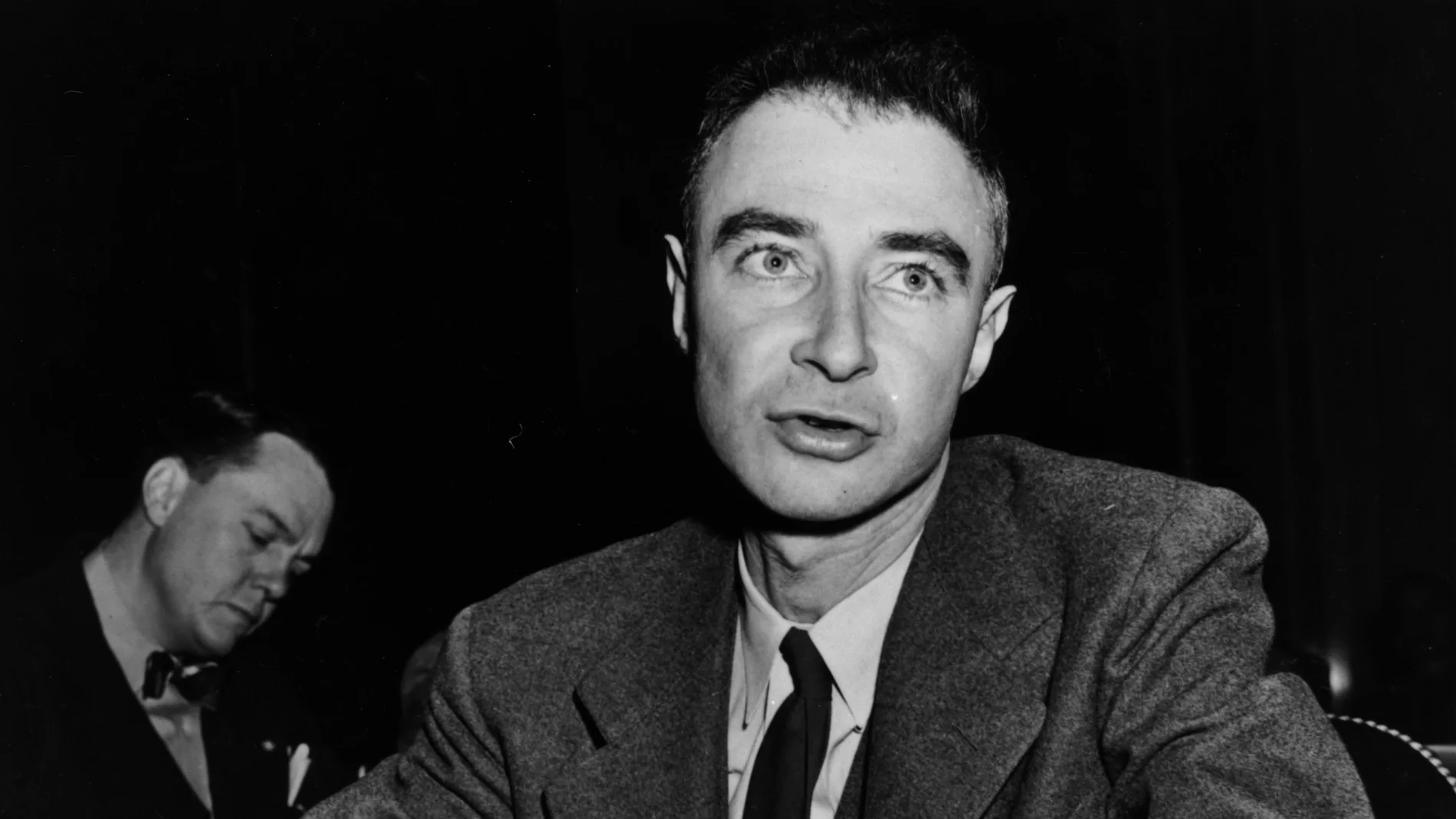 El físico nuclear estadounidense Julius Robert Oppenheimer, director del laboratorio atómico de Los Álamos, testificando ante el Comité Especial del Senado sobre Energía Atómica.