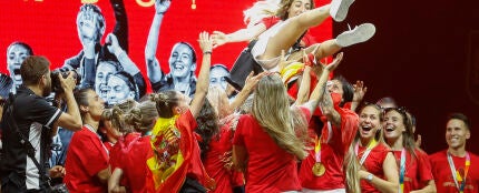 Las jugadoras de La Roja mantean a Olga Carmona en la fiesta celebración de Madrid Río.