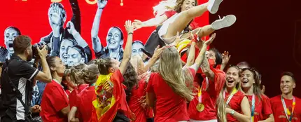 Las jugadoras de La Roja mantean a Olga Carmona en la fiesta celebración de Madrid Río. Las jugadoras de La Roja mantean a Olga Carmona en la fiesta celebración de Madrid Río.