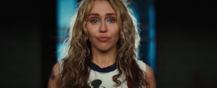 Miley Cyrus en el videoclip de 'Used to be Young' 