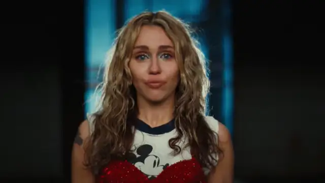 Miley Cyrus en el videoclip de 'Used to be Young'