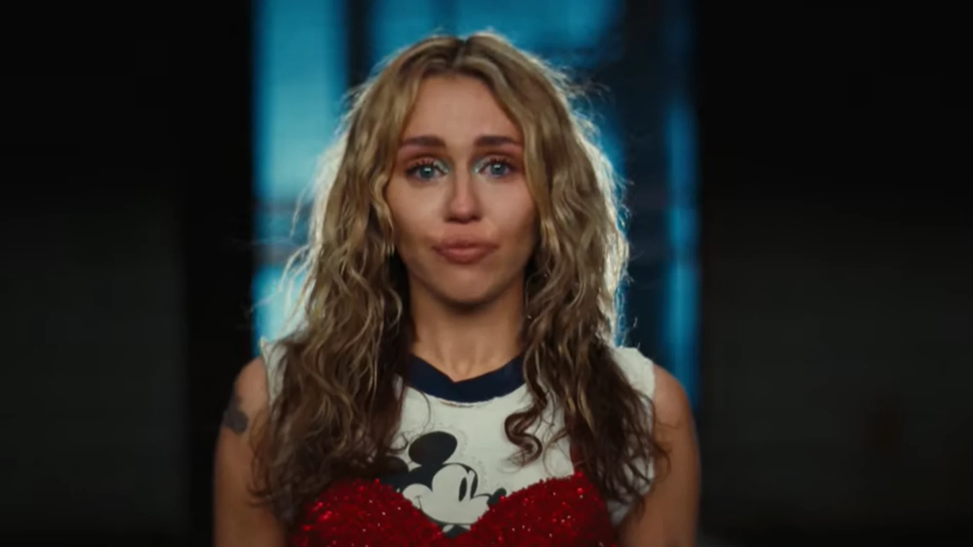 Miley Cyrus en el videoclip de 'Used to be Young' 