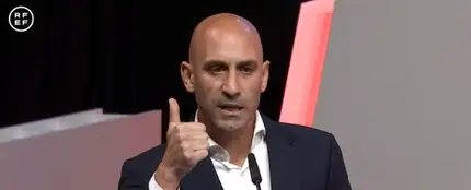 La RFEF responde a las jugadoras con un comunicado en el que tratan de probar que Jenni Hermoso sí alzó a Rubiales: "El Sr. presidente no miente" La RFEF responde a las jugadoras con un comunicado en el que tratan de probar que Jenni Hermoso sí alzó a Rubiales: "El Sr. presidente no miente"