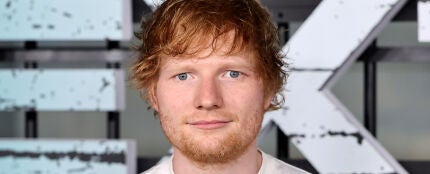 Ed Sheeran se convierte en camarero de una famosa cafetería para promocionar su nuevo álbum, &#39;Autumn Variations&#39;