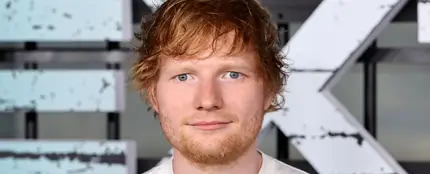 Ed Sheeran se convierte en camarero de una famosa cafetería para promocionar su nuevo álbum, 'Autumn Variations' Ed Sheeran se convierte en camarero de una famosa cafetería para promocionar su nuevo álbum, 'Autumn Variations'