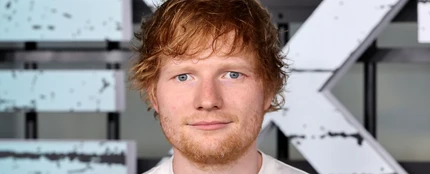 Ed Sheeran se convierte en camarero de una famosa cafetería para promocionar su nuevo álbum, 'Autumn Variations' Ed Sheeran se convierte en camarero de una famosa cafetería para promocionar su nuevo álbum, 'Autumn Variations'