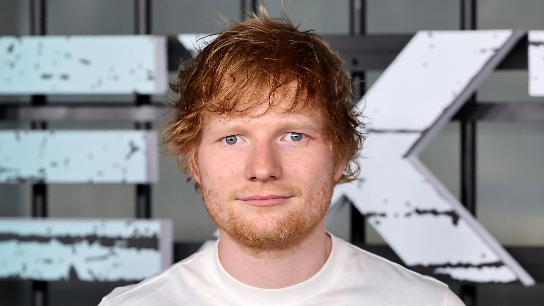 Ed Sheeran se convierte en camarero de una famosa cafetería para promocionar su nuevo álbum, 'Autumn Variations'