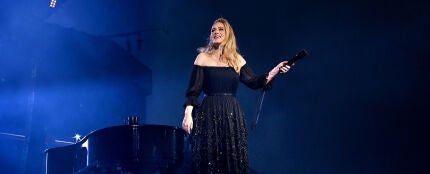 Adele detiene su concierto en plena canción para defender a un fan de un guardia de seguridad 