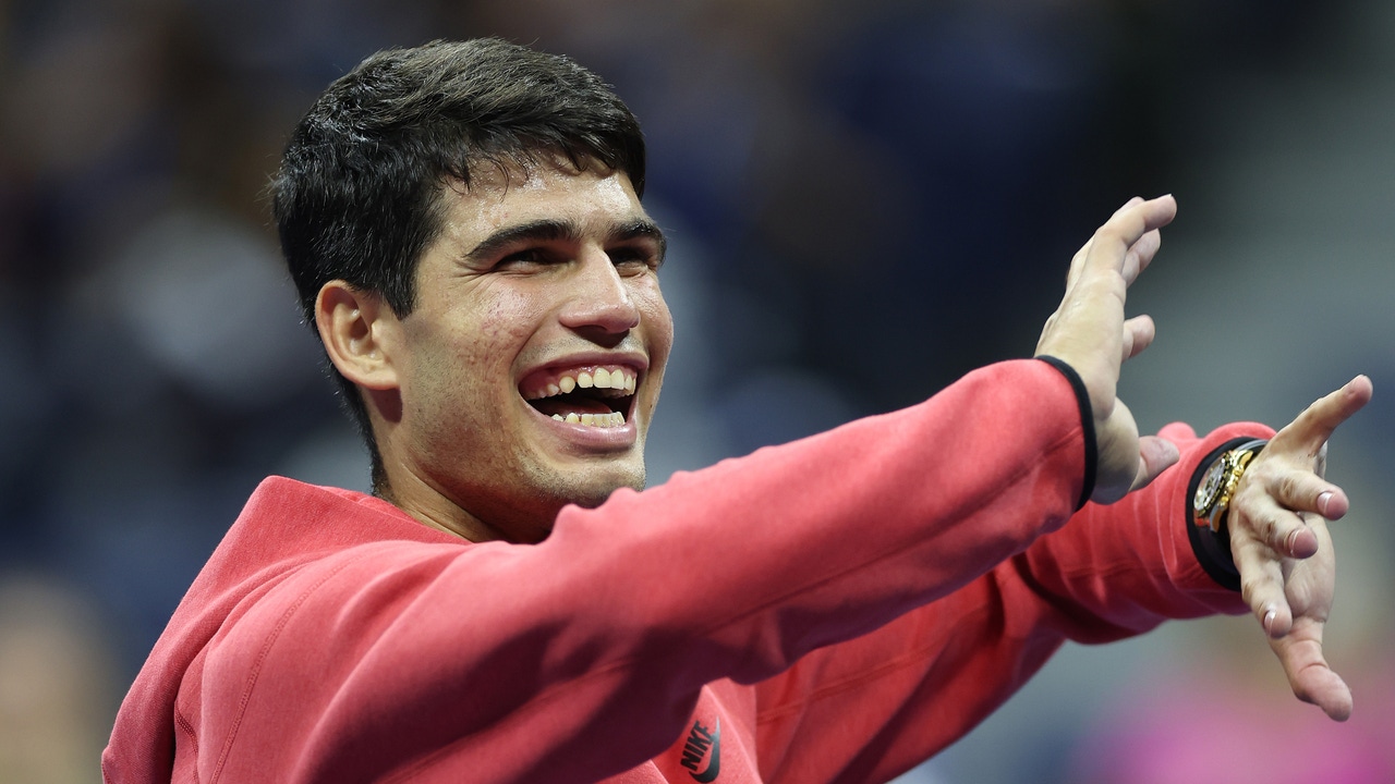 Carlos Alcaraz hielt sein Versprechen und sang „Vagabundo“ von Sebastián Yatra bei den US Open 2023 Carlos Alcaraz hielt sein Versprechen und sang „Vagabundo“ von Sebastián Yatra bei den US Open 2023