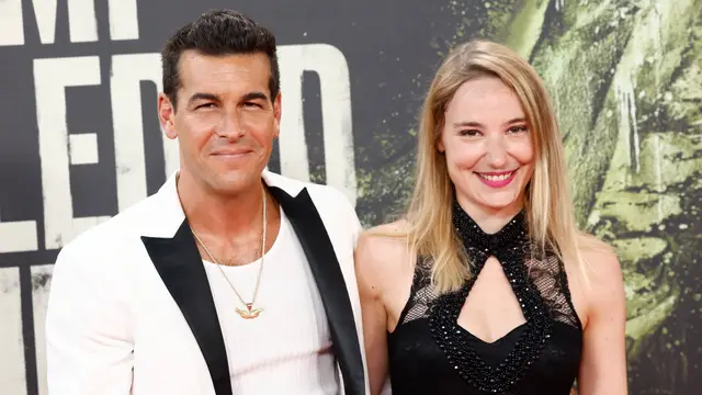 Mario Casas y Déborah François, coguionistas de 'Mi soledad tiene alas'.