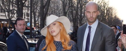 Lady Gaga con su mediático guardaespaldas