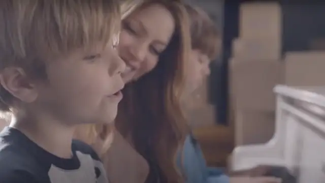 Sasha y Milan con Shakira en el videoclip de 'Acróstico'