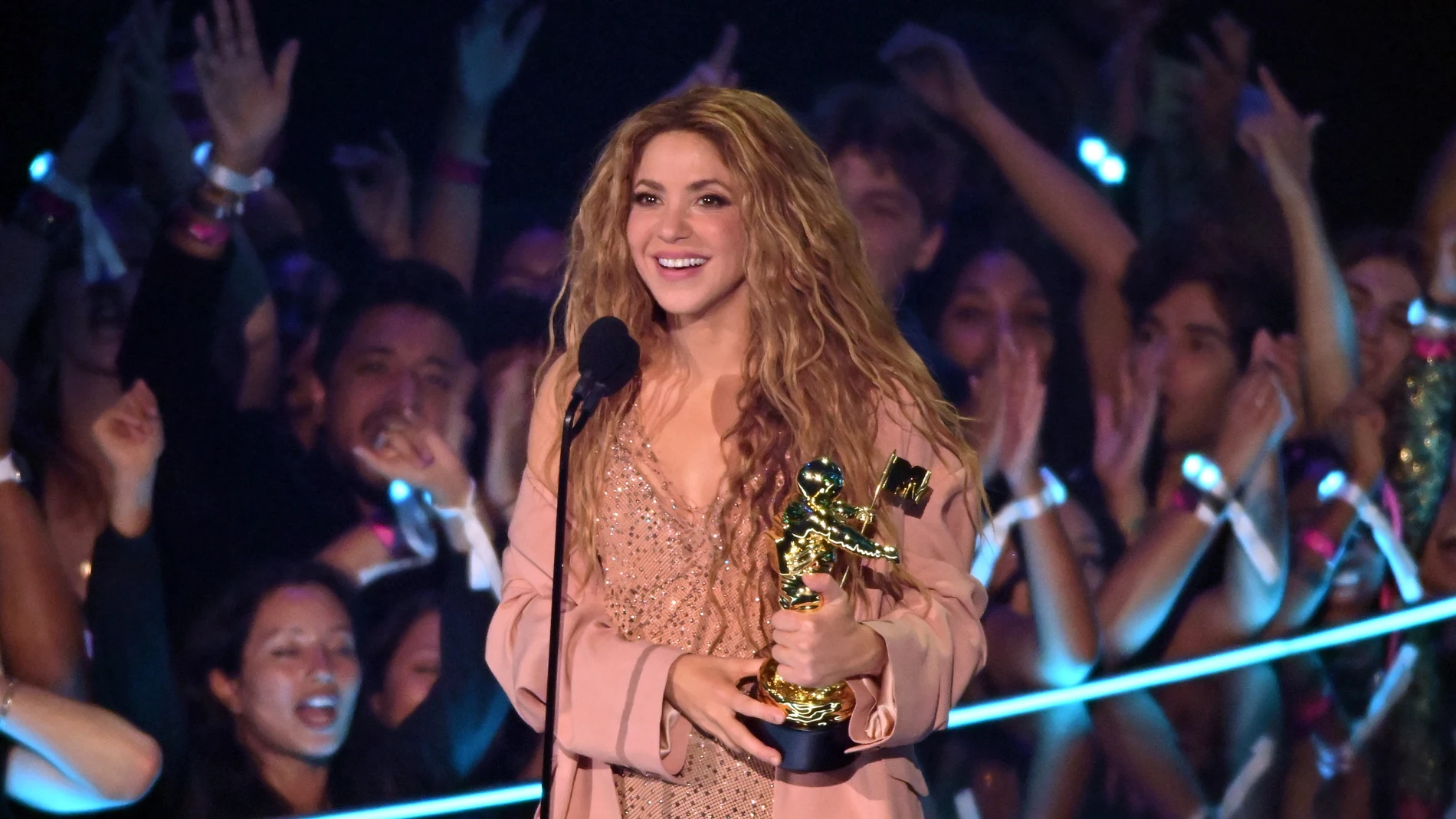 Shakira recoge el premio a toda su trayectoria en los MTV VMAs 2023.