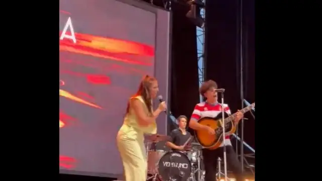 Veintiuno y nés Hernand cantan 'La vida moderna' en el Granada Sound