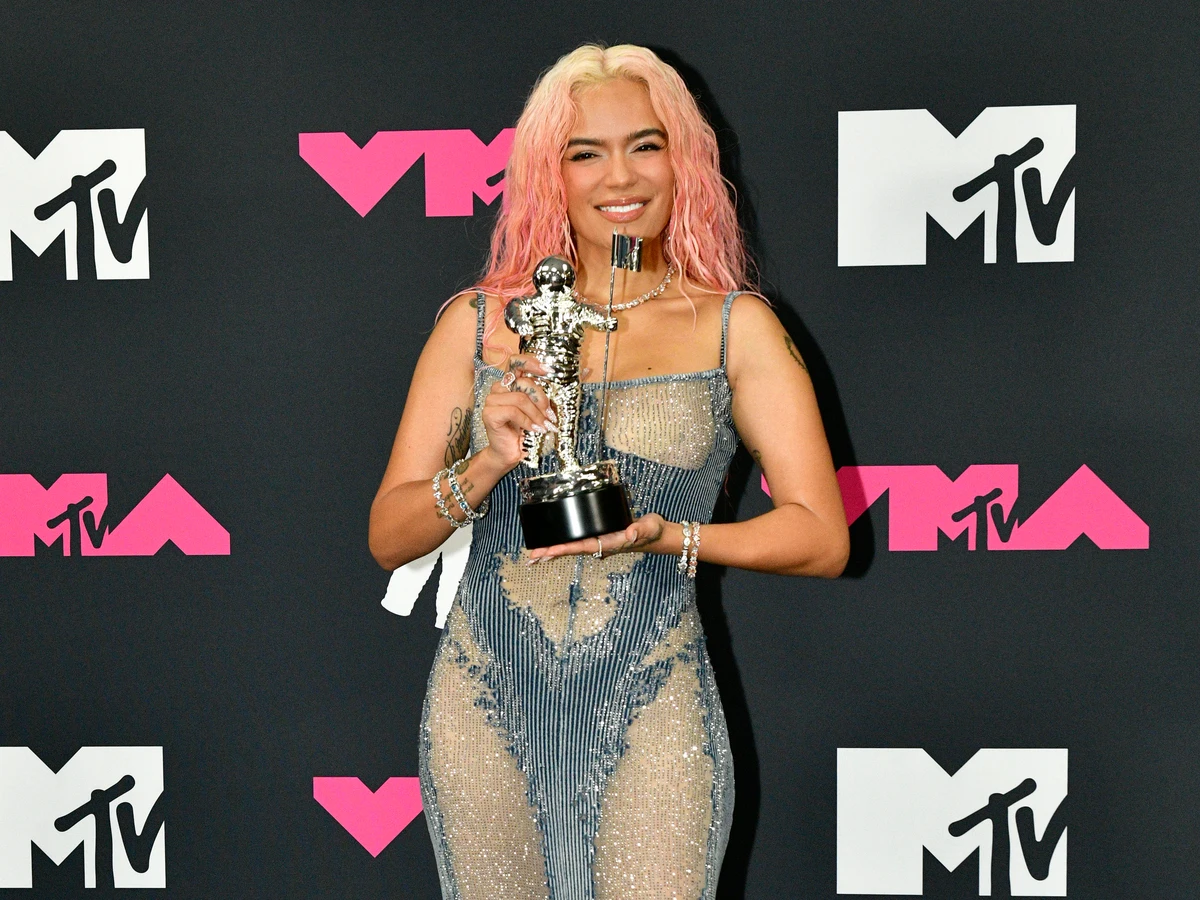 Karol G deslumbra al llegar con un vestido transparente a los Video Music  Awards 2023 - CaracolTV