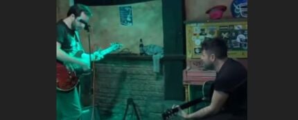 Pablo López arrasa con su actuación improvisada a guitarra en un pub de A Coruña