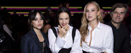 Jenna Ortega, Rosalía y Jennifer Lawrence en el desfile de Dior en París