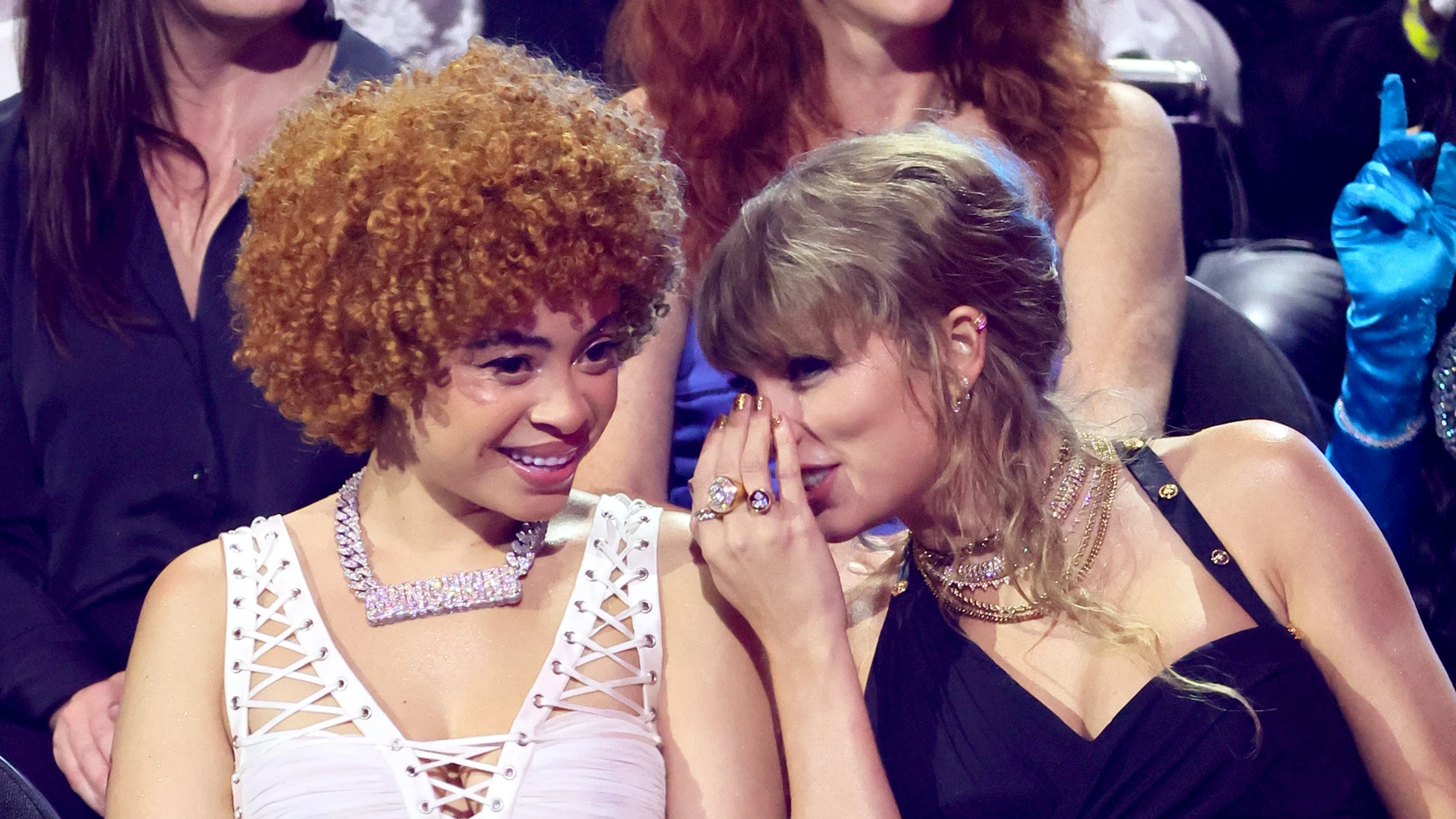 Ice Spice y Taylor Swift en los MTV VMAS