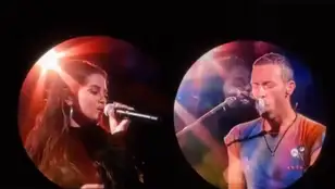 Selena Gomez sorprende en el concierto de Coldplay en Los Ángeles.