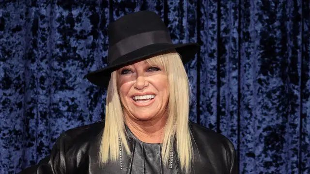 Suzanne Somers asiste al 90 cumpleaños del productor musical Clive Davis en Nueva York, en 2022.