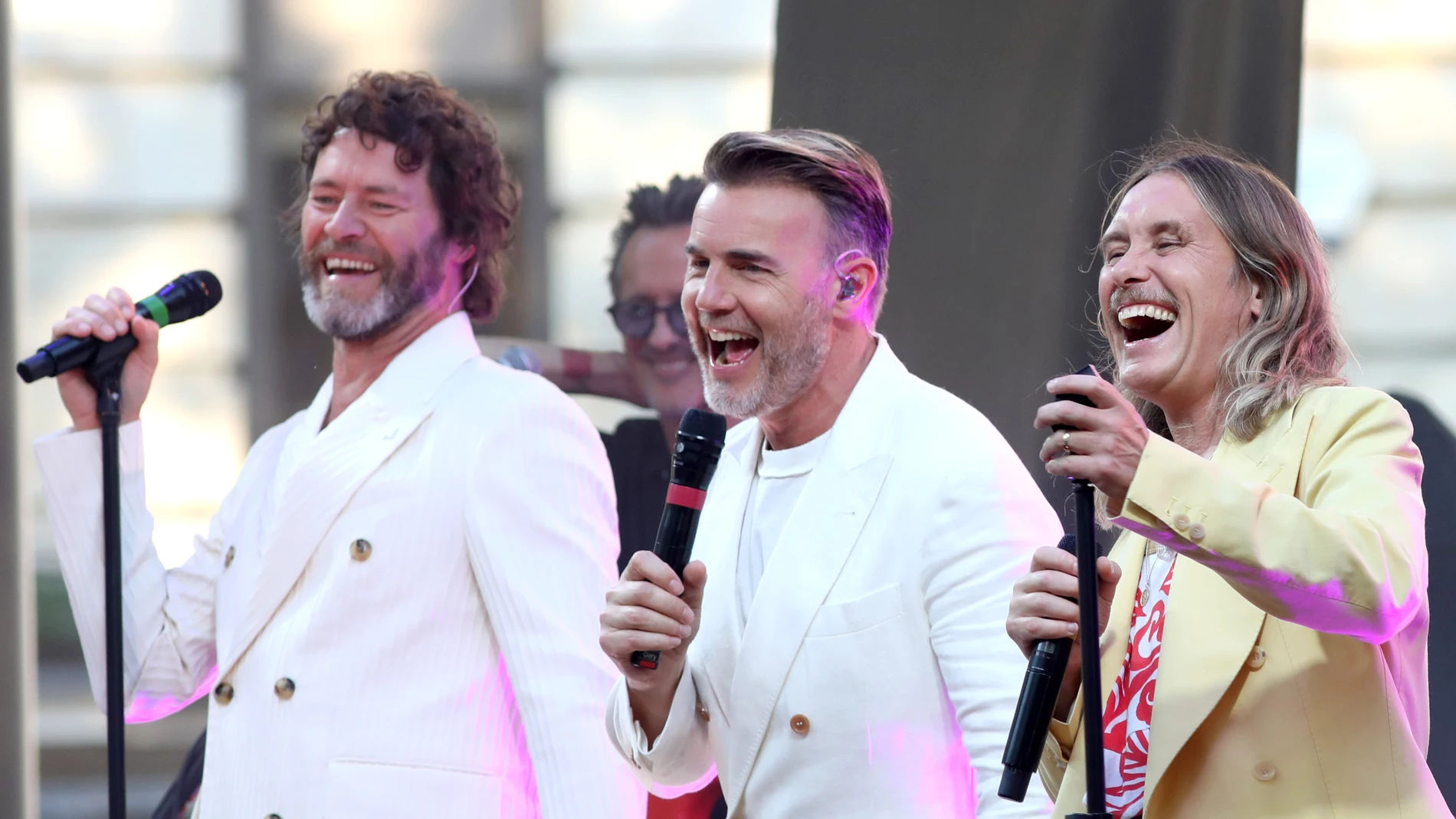 Take That actúa en el escenario del estreno mundial de 'Greatest Days' de Take That en Londres, Inglaterra (2023). 
