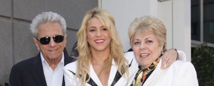 Shakira, junto a su padre William Mebarak y su madre Nidia Ripoll durante la inauguración de su estrella en el Paseo de la Fama de Hollywood en Los Ángeles (2011).