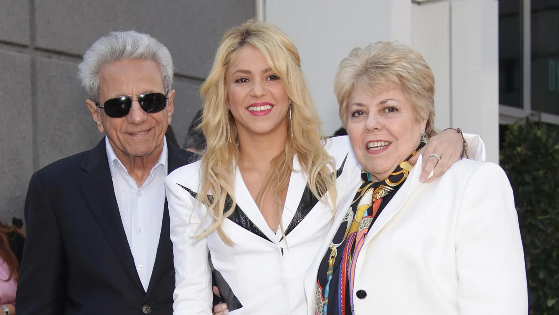 Shakira, junto a su padre William Mebarak y su madre Nidia Ripoll durante la inauguración de su estrella en el Paseo de la Fama de Hollywood en Los Ángeles (2011).
