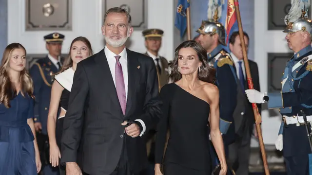 Letizia y Felipe VI recrean la foto de su primer encuentro 20 años después